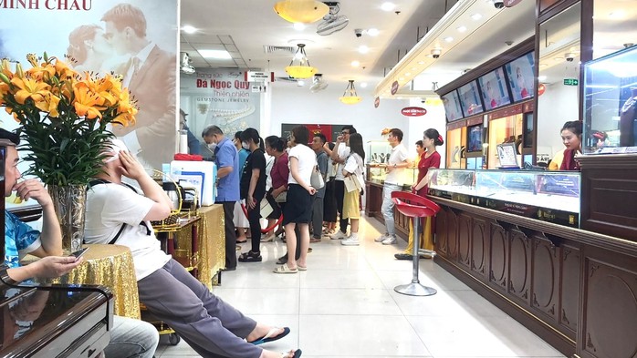 Tiệm vàng "cháy hàng", khách xuống tiền tỉ nhưng chỉ nhận được giấy hẹn- Ảnh 5. Tiệm vàng "cháy hàng", khách xuống tiền tỉ nhưng chỉ nhận được giấy hẹn- Ảnh 5.