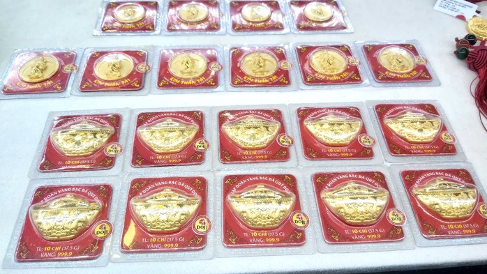 Tiệm vàng "cháy hàng", khách xuống tiền tỉ nhưng chỉ nhận được giấy hẹn- Ảnh 4. Tiệm vàng "cháy hàng", khách xuống tiền tỉ nhưng chỉ nhận được giấy hẹn- Ảnh 4.