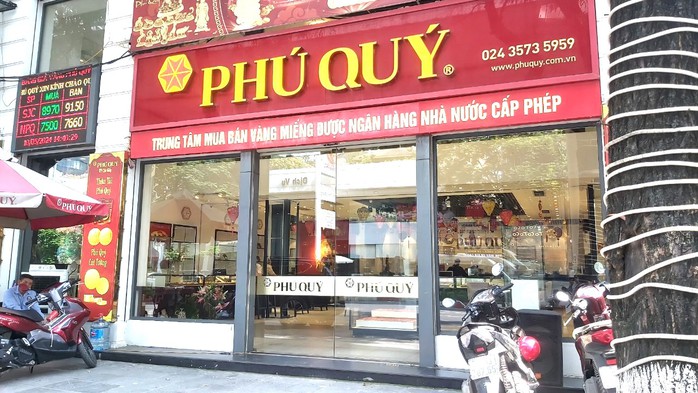 Tiệm vàng "cháy hàng", khách xuống tiền tỉ nhưng chỉ nhận được giấy hẹn- Ảnh 6. Tiệm vàng "cháy hàng", khách xuống tiền tỉ nhưng chỉ nhận được giấy hẹn- Ảnh 6.