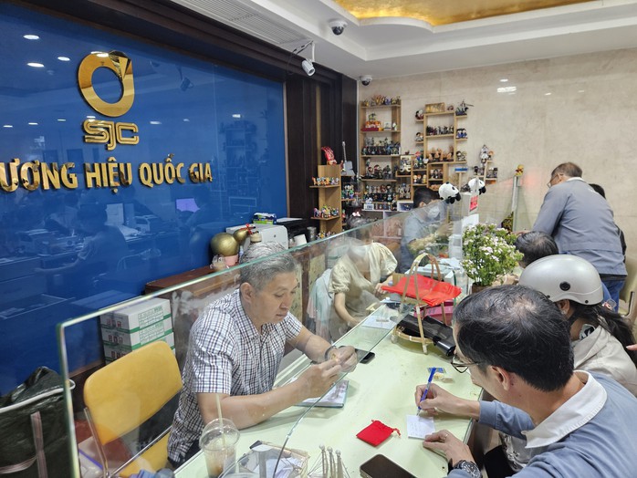 SỐC: Vàng SJC vượt xa 92 triệu đồng/lượng, công ty SJC bán nhỏ giọt 1 lượng vàng miếng/người- Ảnh 1. SỐC: Vàng SJC vượt xa 92 triệu đồng/lượng, công ty SJC bán nhỏ giọt 1 lượng vàng miếng/người- Ảnh 1.