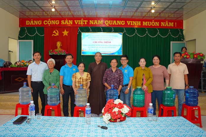 Người dân Bến Tre bị hạn, mặn được tặng nước sạch- Ảnh 2. Người dân Bến Tre bị hạn, mặn được tặng nước sạch- Ảnh 2.