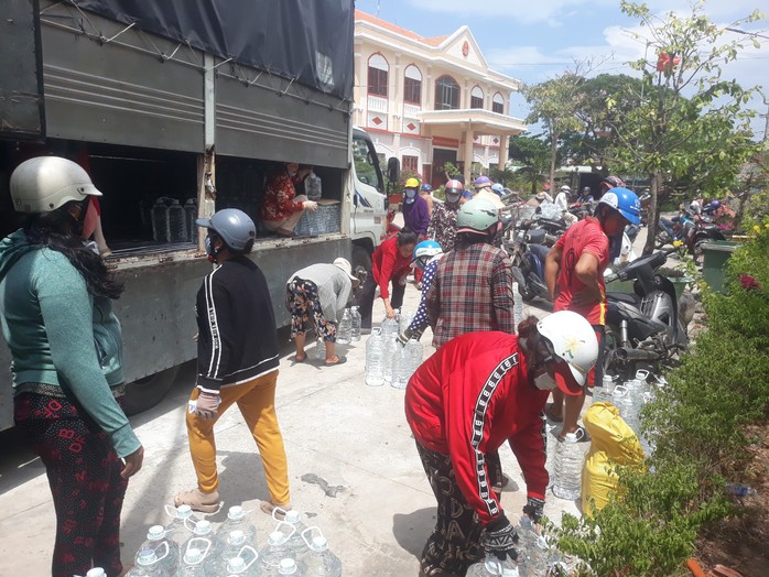 Người dân Bến Tre bị hạn, mặn được tặng nước sạch- Ảnh 1. Người dân Bến Tre bị hạn, mặn được tặng nước sạch- Ảnh 1.