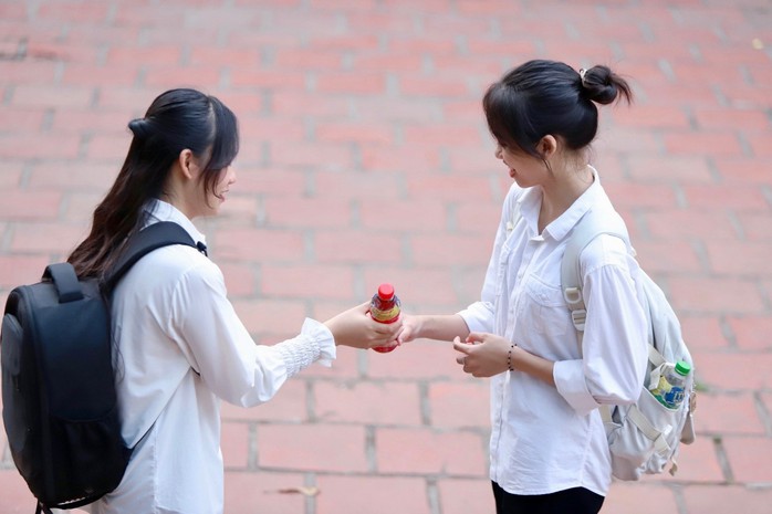 Với các sĩ tử, mùa thi cũng là mùa nóng trong người bởi áp lực học tập, thi cử và thời tiết nắng nóng gay gắt Với các sĩ tử, mùa thi cũng là mùa nóng trong người bởi áp lực học tập, thi cử và thời tiết nắng nóng gay gắt