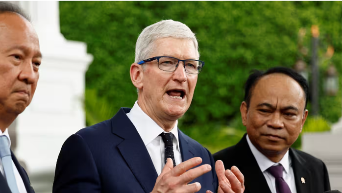 Giám đốc điều hành Apple Tim Cook đến thủ đô Jakarta - Indonesia hồi tháng 4 năm nay Ảnh: REUTERS Giám đốc điều hành Apple Tim Cook đến thủ đô Jakarta - Indonesia hồi tháng 4 năm nay Ảnh: REUTERS