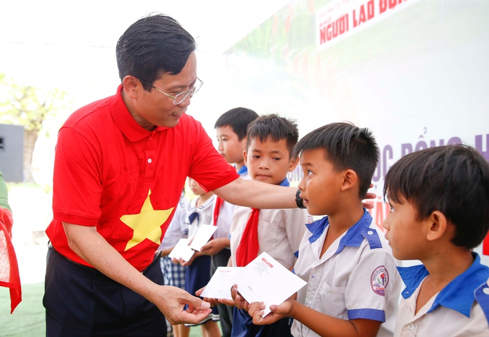 Chương trình "Học bổng hỗ trợ học sinh - sinh viên dân tộc thiểu số, học sinh nghèo": Ấm áp nghĩa tình- Ảnh 2. Chương trình "Học bổng hỗ trợ học sinh - sinh viên dân tộc thiểu số, học sinh nghèo": Ấm áp nghĩa tình- Ảnh 2.