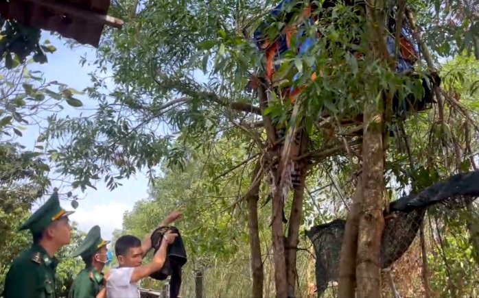 Làm lán trên cây để mua bán... ma túy- Ảnh 2. Làm lán trên cây để mua bán... ma túy- Ảnh 2.