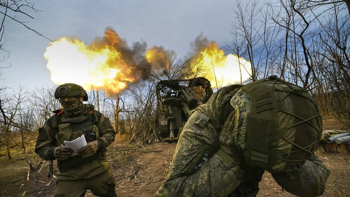 Quân nhân Nga bắn pháo tự hành Giatsint-S về phía các vị trí của Ukraine. Ảnh: Sputnik Quân nhân Nga bắn pháo tự hành Giatsint-S về phía các vị trí của Ukraine. Ảnh: Sputnik