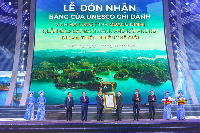 Vạn người chen chân tham dự đêm hội Hoa phượng đỏ- Ảnh 2. Vạn người chen chân tham dự đêm hội Hoa phượng đỏ- Ảnh 2.