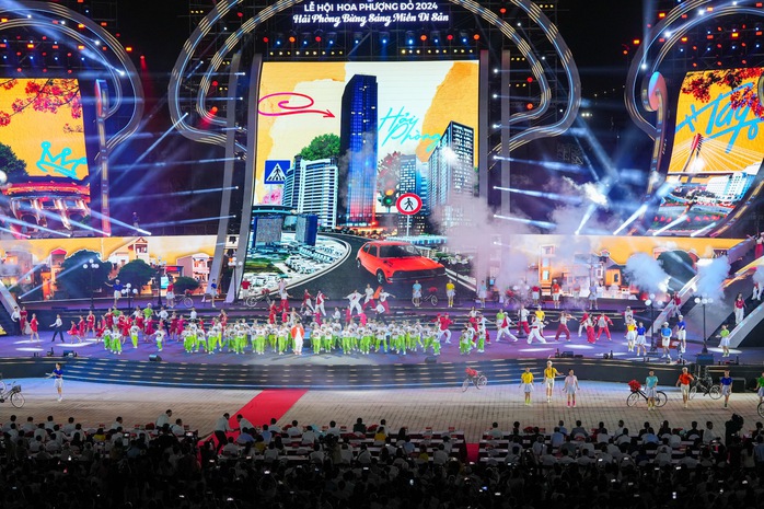 Vạn người chen chân tham dự đêm hội Hoa phượng đỏ- Ảnh 1. Vạn người chen chân tham dự đêm hội Hoa phượng đỏ- Ảnh 1.