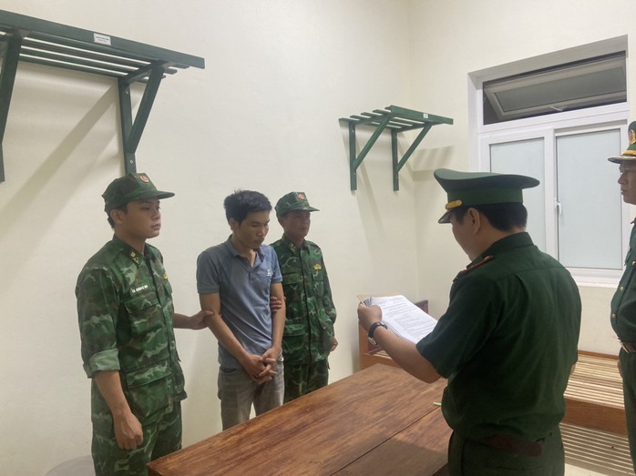 Làm lán trên cây để mua bán... ma túy- Ảnh 1. Làm lán trên cây để mua bán... ma túy- Ảnh 1.