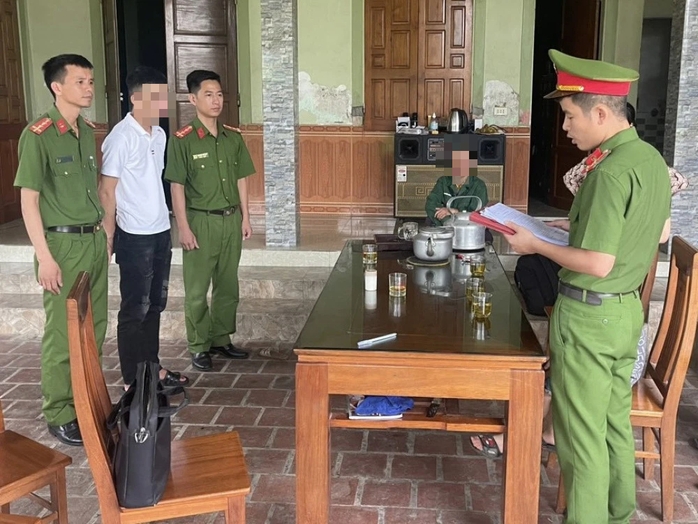 Dùng gạch “phang bể đầu” đối thủ trong cuộc hỗn chiến- Ảnh 1. Dùng gạch “phang bể đầu” đối thủ trong cuộc hỗn chiến- Ảnh 1.