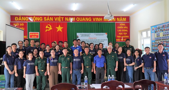 Trao tặng 600 lá cờ Tổ quốc cho Đồn Biên phòng Đắk Đam- Ảnh 2.