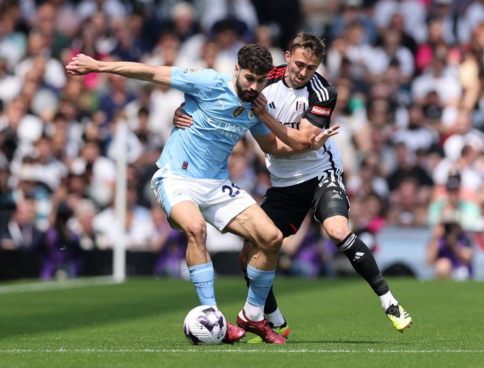 Thắng "4 sao" Fulham, Man City gây áp lực nặng nề cho Arsenal- Ảnh 1. Thắng "4 sao" Fulham, Man City gây áp lực nặng nề cho Arsenal- Ảnh 1.
