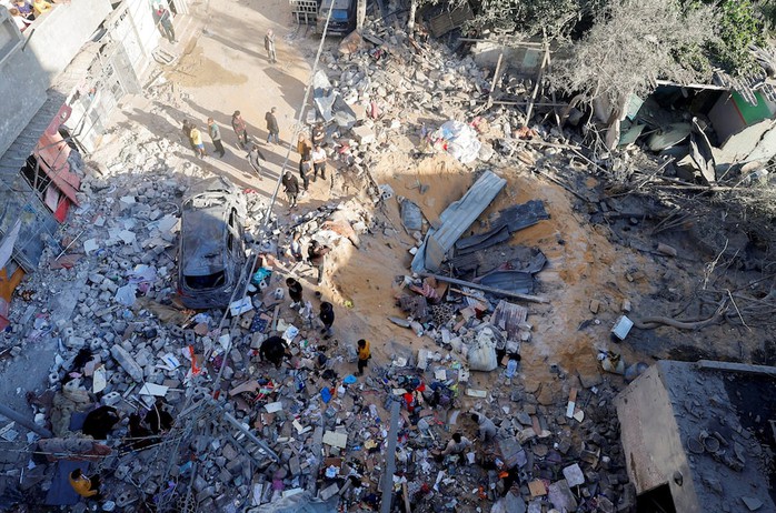 Người dân Palestine kiểm tra khu vực xảy ra cuộc tấn công của Israel ở Rafah, Gaza hôm 8-5. Ảnh: Reuters Người dân Palestine kiểm tra khu vực xảy ra cuộc tấn công của Israel ở Rafah, Gaza hôm 8-5. Ảnh: Reuters