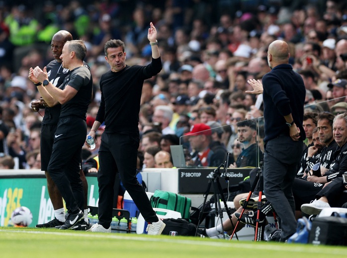 HLV Marco Silva tranh cãi với đồng nghiệp Pep Guardiola HLV Marco Silva tranh cãi với đồng nghiệp Pep Guardiola