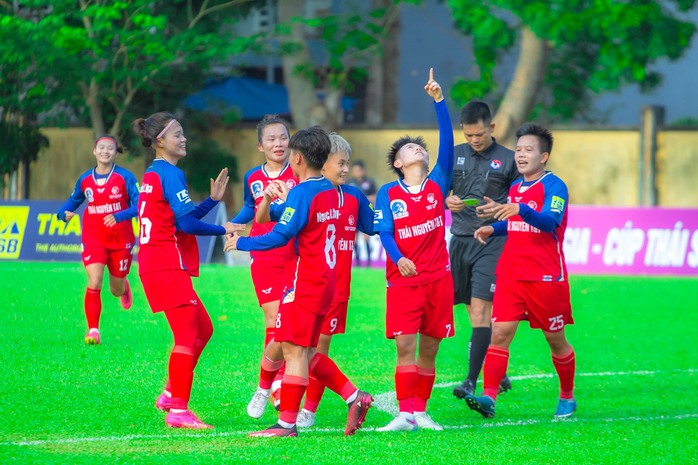 Cầu thủ 18 tuổi tỏa sáng, TP HCM 1 ngược dòng thắng Thái Nguyên T&T- Ảnh 1. Cầu thủ 18 tuổi tỏa sáng, TP HCM 1 ngược dòng thắng Thái Nguyên T&T- Ảnh 1.