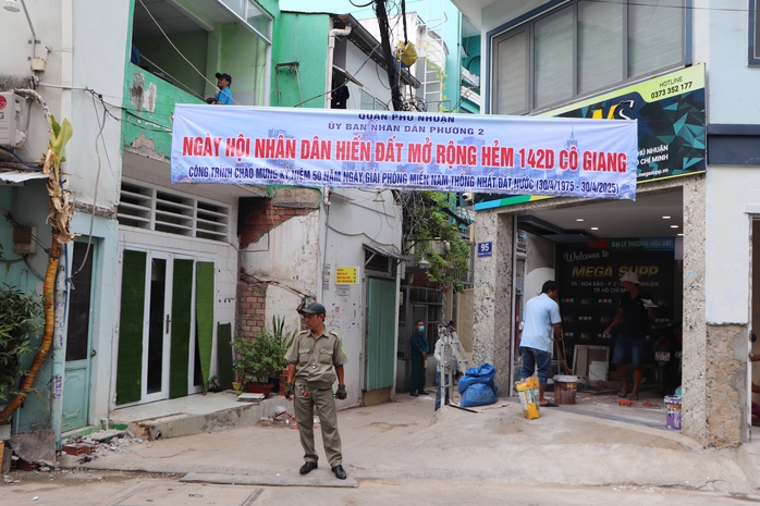 56 hộ dân đồng lòng hiến đất mở rộng hẻm- Ảnh 2. 56 hộ dân đồng lòng hiến đất mở rộng hẻm- Ảnh 2.
