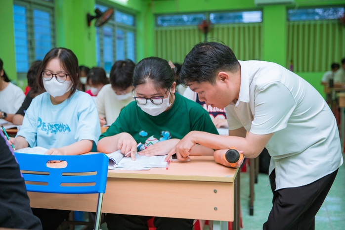 Cuộc thi viết “Người thầy kính yêu”: Thầy giáo trẻ mê dạy tiếng Anh vì cộng đồng - Ảnh 1. Cuộc thi viết “Người thầy kính yêu”: Thầy giáo trẻ mê dạy tiếng Anh vì cộng đồng - Ảnh 1.