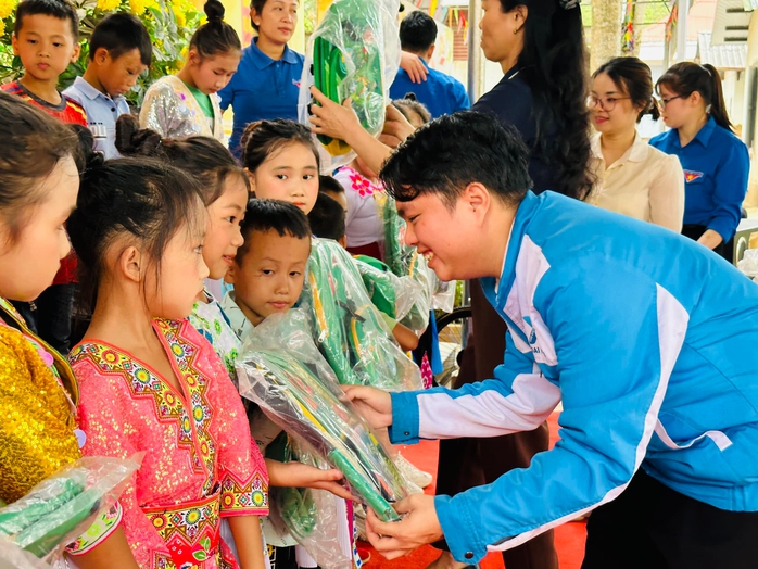 Cuộc thi viết “Người thầy kính yêu”: Thầy giáo trẻ mê dạy tiếng Anh vì cộng đồng - Ảnh 2. Cuộc thi viết “Người thầy kính yêu”: Thầy giáo trẻ mê dạy tiếng Anh vì cộng đồng - Ảnh 2.