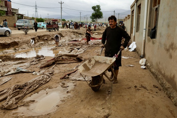Người dân khắc phục hậu quả mưa lũ tại huyện Sheikh Jalal, tỉnh Baghlan - Afghanistan hôm 11-5 Ảnh: REUTERS Người dân khắc phục hậu quả mưa lũ tại huyện Sheikh Jalal, tỉnh Baghlan - Afghanistan hôm 11-5 Ảnh: REUTERS