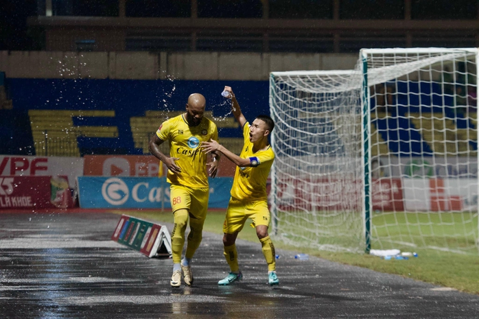 B.Bình Dương thua sít sao Thanh Hóa, rời xa chức vô địch V-League- Ảnh 3. B.Bình Dương thua sít sao Thanh Hóa, rời xa chức vô địch V-League- Ảnh 3.
