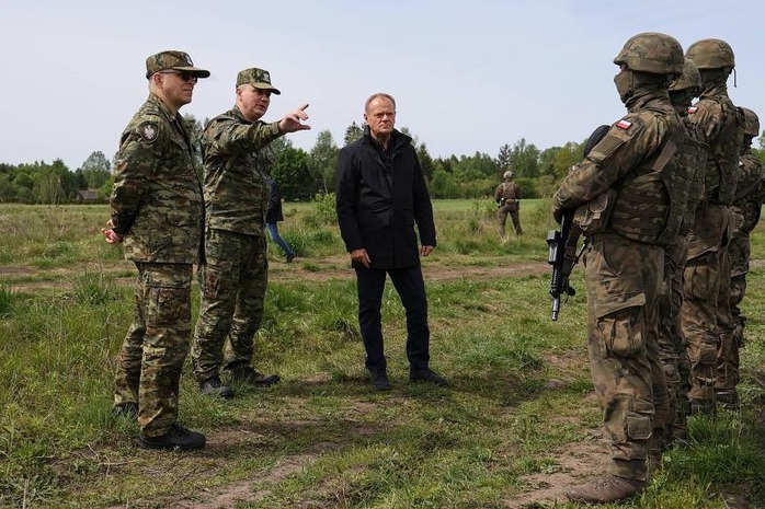 Thủ tướng Ba Lan Donald Tusk (giữa) thăm biên giới Ba Lan - Belarus, đồng minh của Nga, ngày 11-5. ẢNH: EPA-EFE Thủ tướng Ba Lan Donald Tusk (giữa) thăm biên giới Ba Lan - Belarus, đồng minh của Nga, ngày 11-5. ẢNH: EPA-EFE