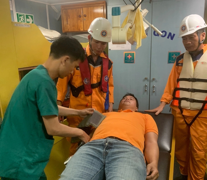 Vượt sóng đêm, kịp thời đưa thuyền viên nước ngoài về đất liền cấp cứu- Ảnh 2. Vượt sóng đêm, kịp thời đưa thuyền viên nước ngoài về đất liền cấp cứu- Ảnh 2.