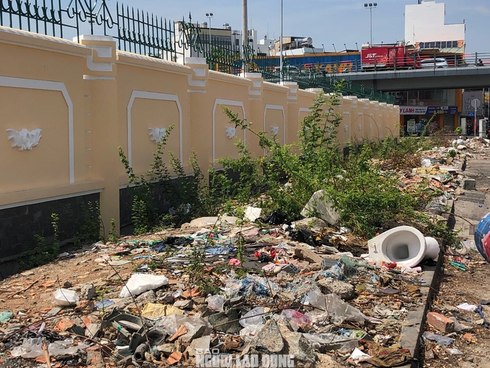 Cảnh nhếch nhác tại tuyến đường vào sân bay Tân Sơn Nhất đang được mở rộng- Ảnh 7. Cảnh nhếch nhác tại tuyến đường vào sân bay Tân Sơn Nhất đang được mở rộng- Ảnh 7.