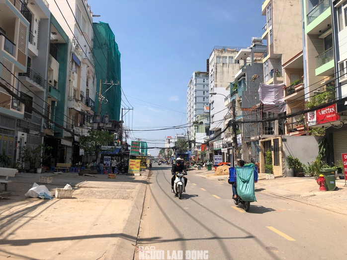 Cảnh nhếch nhác tại tuyến đường vào sân bay Tân Sơn Nhất đang được mở rộng- Ảnh 9. Cảnh nhếch nhác tại tuyến đường vào sân bay Tân Sơn Nhất đang được mở rộng- Ảnh 9.