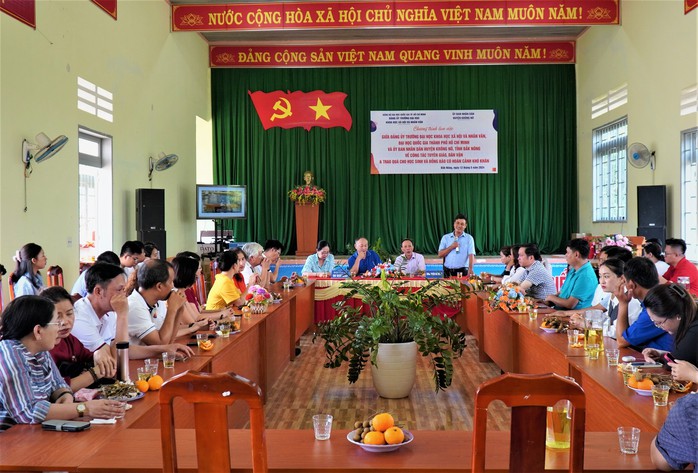 Trao tặng cờ Tổ quốc cùng nhiều phần quà tại Đắk Nông- Ảnh 2. Trao tặng cờ Tổ quốc cùng nhiều phần quà tại Đắk Nông- Ảnh 2.