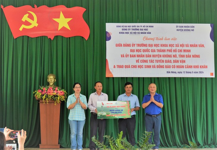 Trao tặng cờ Tổ quốc cùng nhiều phần quà tại Đắk Nông- Ảnh 1. Trao tặng cờ Tổ quốc cùng nhiều phần quà tại Đắk Nông- Ảnh 1.