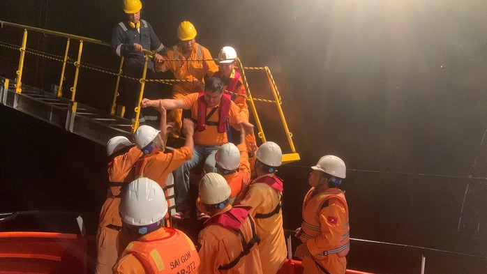 Vượt sóng đêm, kịp thời đưa thuyền viên nước ngoài về đất liền cấp cứu- Ảnh 1. Vượt sóng đêm, kịp thời đưa thuyền viên nước ngoài về đất liền cấp cứu- Ảnh 1.