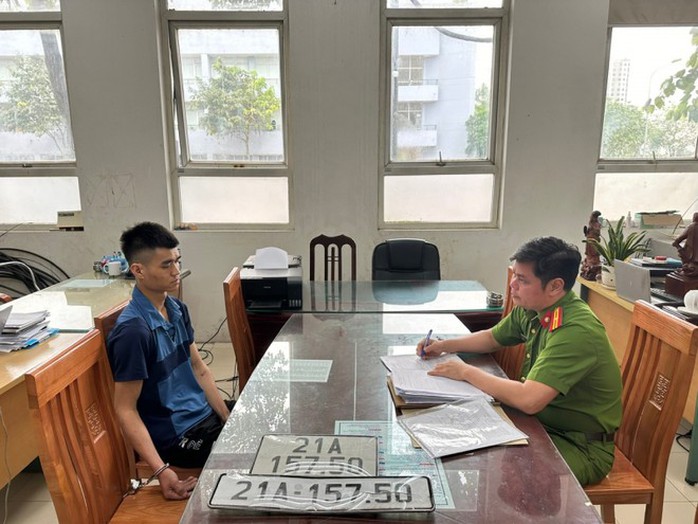 Nam thanh niên vờ lái thử ôtô rồi phóng xe bỏ chạy khai gì?- Ảnh 1. Nam thanh niên vờ lái thử ôtô rồi phóng xe bỏ chạy khai gì?- Ảnh 1.