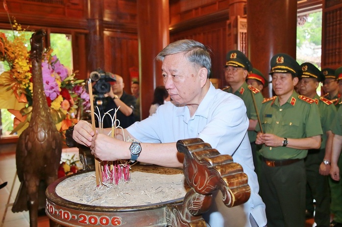 Bộ trưởng Tô Lâm dâng hương tưởng niệm Chủ tịch Hồ Chí Minh- Ảnh 2. Bộ trưởng Tô Lâm dâng hương tưởng niệm Chủ tịch Hồ Chí Minh- Ảnh 2.