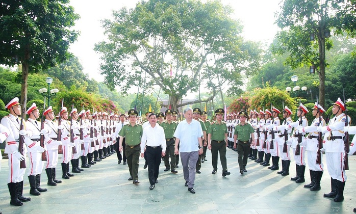 Bộ trưởng Tô Lâm dâng hương tưởng niệm Chủ tịch Hồ Chí Minh- Ảnh 1. Bộ trưởng Tô Lâm dâng hương tưởng niệm Chủ tịch Hồ Chí Minh- Ảnh 1.