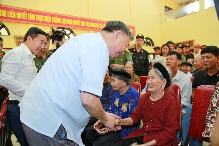 Bộ trưởng Tô Lâm dâng hương tưởng niệm Chủ tịch Hồ Chí Minh- Ảnh 3. Bộ trưởng Tô Lâm dâng hương tưởng niệm Chủ tịch Hồ Chí Minh- Ảnh 3.