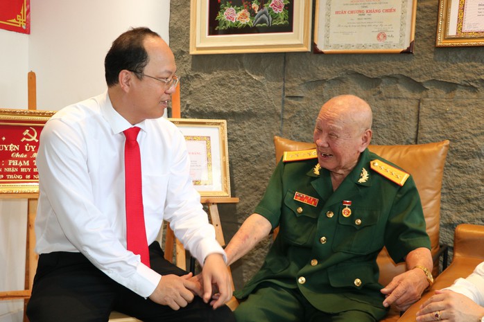 Lãnh đạo Thành ủy TP HCM trao Huy hiệu Đảng tại huyện Nhà Bè- Ảnh 2. Lãnh đạo Thành ủy TP HCM trao Huy hiệu Đảng tại huyện Nhà Bè- Ảnh 2.