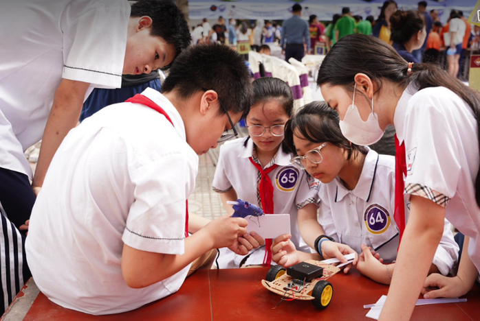 Đam mê khoa học, nam sinh lớp 2 giành giải nhất hội thi STEM Hà Nội- Ảnh 2. Đam mê khoa học, nam sinh lớp 2 giành giải nhất hội thi STEM Hà Nội- Ảnh 2.