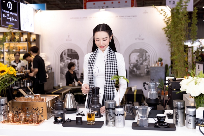 Hoa hậu Hòa bình Quốc tế Thùy Tiên trải nghiệm những phong cách thưởng lãm cà phê khác biệt theo 3 nền văn minh cà phê thế giới tại Trung Nguyên E-Coffee Hoa hậu Hòa bình Quốc tế Thùy Tiên trải nghiệm những phong cách thưởng lãm cà phê khác biệt theo 3 nền văn minh cà phê thế giới tại Trung Nguyên E-Coffee