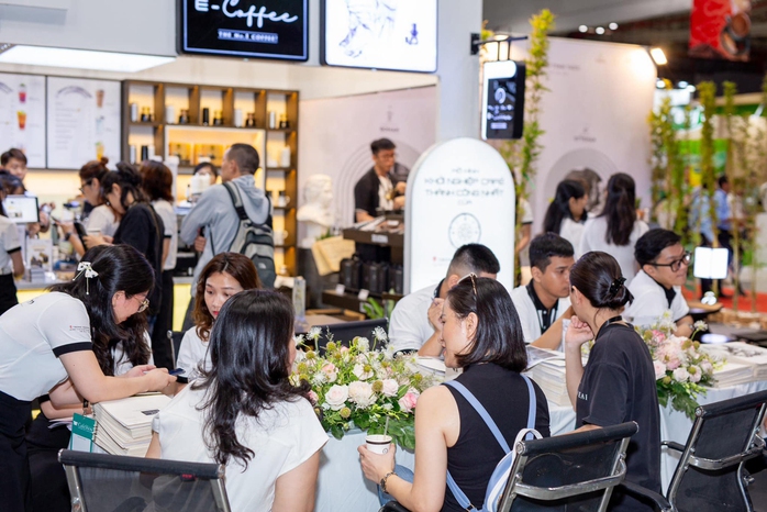 Đông đảo đối tác, khách hàng tham gia tư vấn, mong muốn khởi nghiệp thành công cùng Trung Nguyên E-Coffee tại Café Show Việt Nam 2024 Đông đảo đối tác, khách hàng tham gia tư vấn, mong muốn khởi nghiệp thành công cùng Trung Nguyên E-Coffee tại Café Show Việt Nam 2024