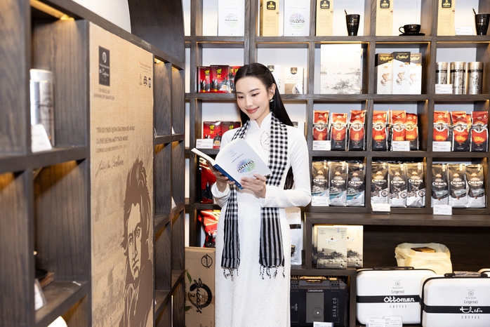 Hoa hậu Hòa bình Quốc tế Thùy Tiên thích thú khám phá mô hình Trung Nguyên E-Coffee - Cộng đồng cửa hàng 3 văn minh cà phê thế giới Trung Nguyên Legend Hoa hậu Hòa bình Quốc tế Thùy Tiên thích thú khám phá mô hình Trung Nguyên E-Coffee - Cộng đồng cửa hàng 3 văn minh cà phê thế giới Trung Nguyên Legend