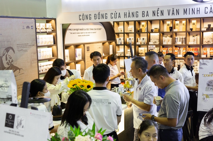 Cộng đồng kinh doanh khởi nghiệp thành công cùng Trung Nguyên E-Coffee đã có hơn 1.000 đối tác trên khắp các tỉnh thành Việt Nam và trên thế giới như Mỹ, châu Âu… Cộng đồng kinh doanh khởi nghiệp thành công cùng Trung Nguyên E-Coffee đã có hơn 1.000 đối tác trên khắp các tỉnh thành Việt Nam và trên thế giới như Mỹ, châu Âu…