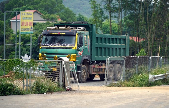Ớn lạnh xe tải chở đất "xé rào" cắt ngang cao tốc Bắc - Nam- Ảnh 7. Ớn lạnh xe tải chở đất "xé rào" cắt ngang cao tốc Bắc - Nam- Ảnh 7.