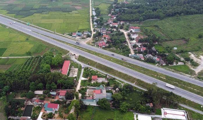 Ớn lạnh xe tải chở đất "xé rào" cắt ngang cao tốc Bắc - Nam- Ảnh 4. Ớn lạnh xe tải chở đất "xé rào" cắt ngang cao tốc Bắc - Nam- Ảnh 4.