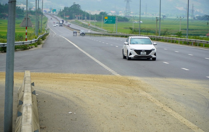 Ớn lạnh xe tải chở đất "xé rào" cắt ngang cao tốc Bắc - Nam- Ảnh 3. Ớn lạnh xe tải chở đất "xé rào" cắt ngang cao tốc Bắc - Nam- Ảnh 3.