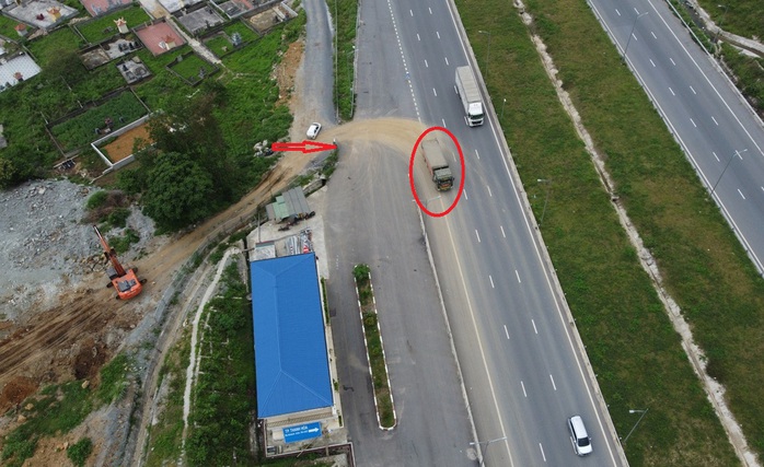 Ớn lạnh xe tải chở đất "xé rào" cắt ngang cao tốc Bắc - Nam- Ảnh 1. Ớn lạnh xe tải chở đất "xé rào" cắt ngang cao tốc Bắc - Nam- Ảnh 1.