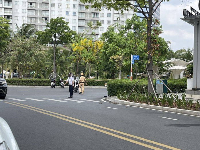 Công an đang phong tỏa một tòa nhà ở TP Thủ Đức, nghi án mạng- Ảnh 3. Công an đang phong tỏa một tòa nhà ở TP Thủ Đức, nghi án mạng- Ảnh 3.