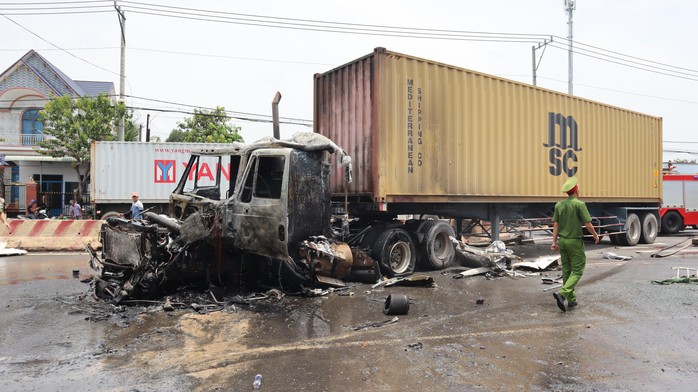 Xe container gây tai nạn rồi bốc cháy, 10 người bị thương ở Bình Phước- Ảnh 2. Xe container gây tai nạn rồi bốc cháy, 10 người bị thương ở Bình Phước- Ảnh 2.