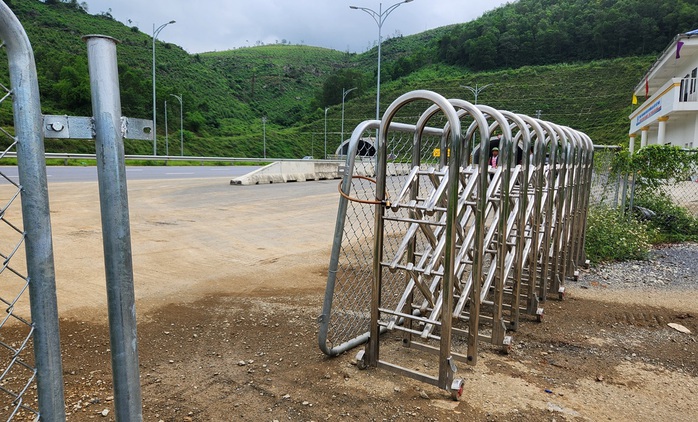 Ai "xé rào" cho xe tải chở đất cắt ngang cao tốc Bắc - Nam?- Ảnh 4. Ai "xé rào" cho xe tải chở đất cắt ngang cao tốc Bắc - Nam?- Ảnh 4.