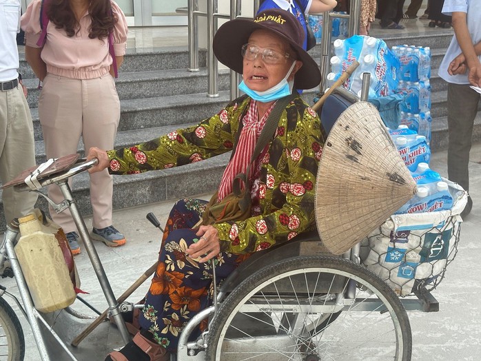 Bà Phạm Thị Sáu vui mừng trong buổi nhận nước từ Công ty Tân Hiệp Phát Bà Phạm Thị Sáu vui mừng trong buổi nhận nước từ Công ty Tân Hiệp Phát